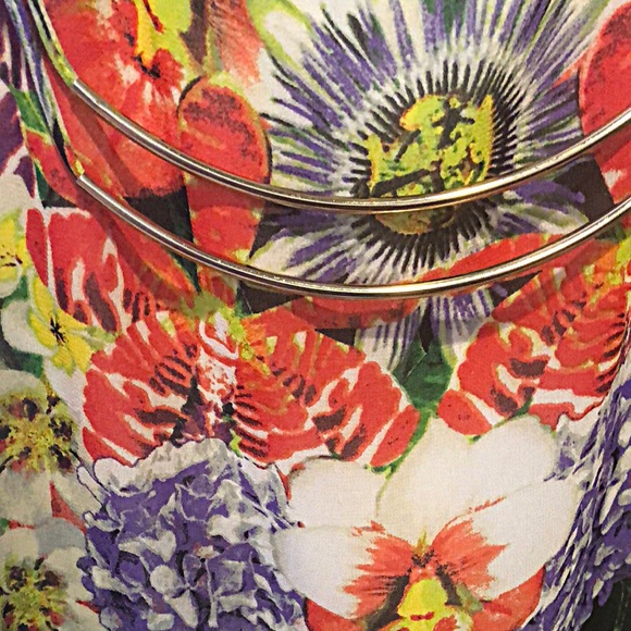 Jennifer Lopez like new floral top - Picture 3 of 5